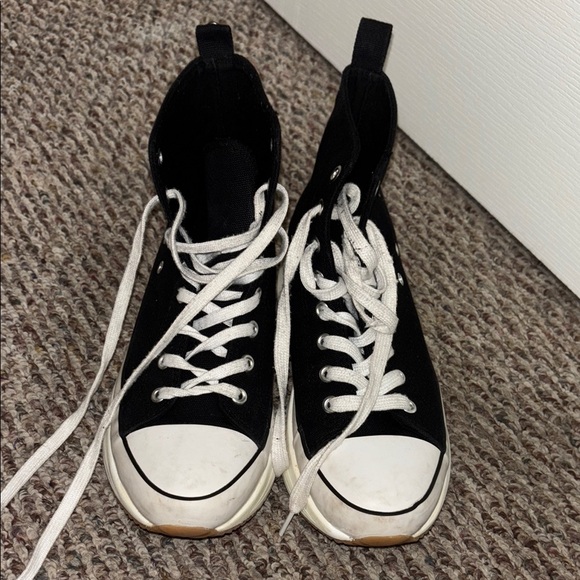 Madden Girl Women's Winnona Sneaker - Picture 1 of 4